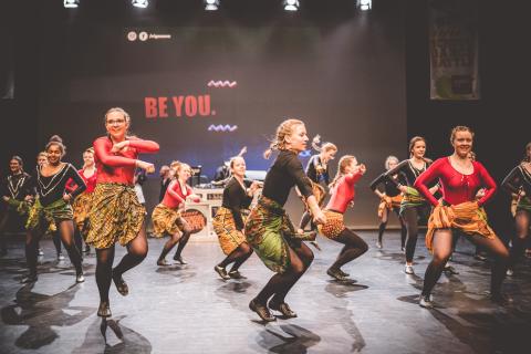 Tänzer auf der Bühne des School Dance Battles.