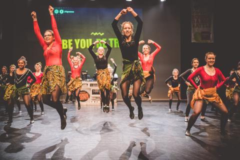 Tänzer auf der Bühne des School Dance Battles.