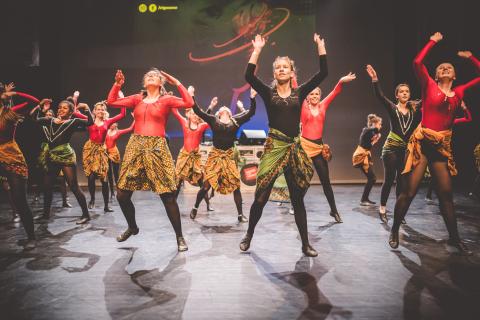 Tänzer auf der Bühne des School Dance Battles.