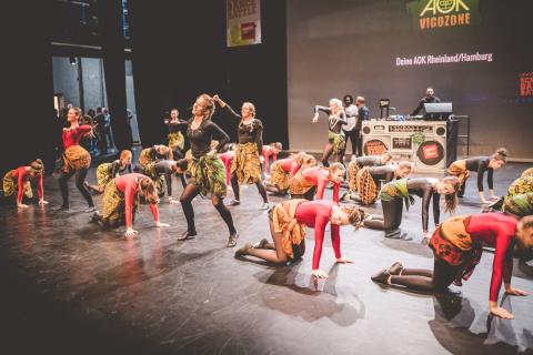 Tänzer auf der Bühne des School Dance Battles.