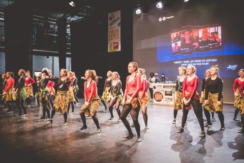 Tänzer auf der Bühne des School Dance Battles.