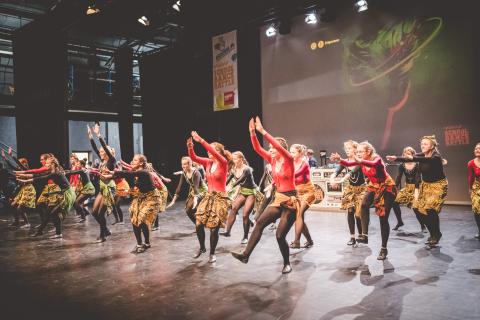 Tänzer auf der Bühne des School Dance Battles.