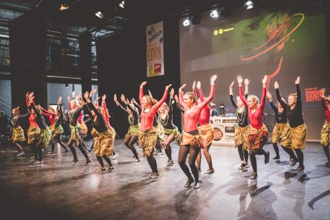 Tänzer auf der Bühne des School Dance Battles.