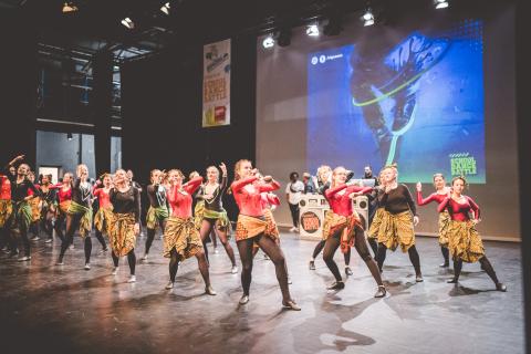 Tänzer auf der Bühne des School Dance Battles.
