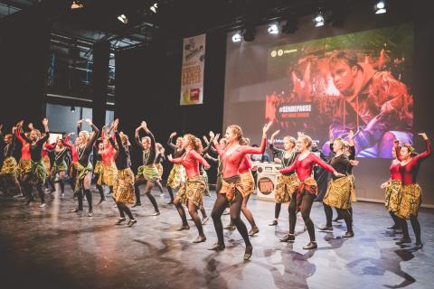 Tänzer auf der Bühne des School Dance Battles.