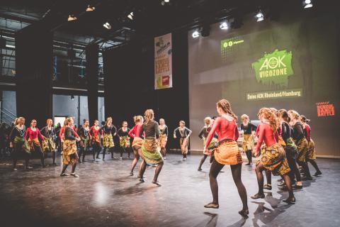 Tänzer auf der Bühne des School Dance Battles.