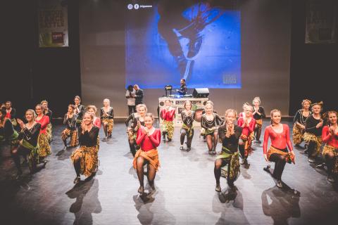 Tänzer auf der Bühne des School Dance Battles.