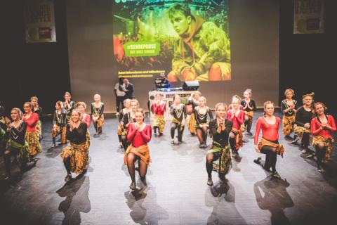 Tänzer auf der Bühne des School Dance Battles.