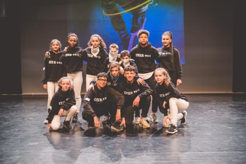 Tänzer auf der Bühne des School Dance Battles.