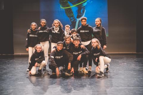 Tänzer auf der Bühne des School Dance Battles.