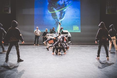 Tänzer auf der Bühne des School Dance Battles.