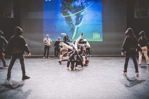 Tänzer auf der Bühne des School Dance Battles.