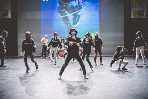 Tänzer auf der Bühne des School Dance Battles.