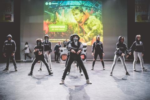 Tänzer auf der Bühne des School Dance Battles.