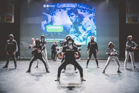 Tänzer auf der Bühne des School Dance Battles.