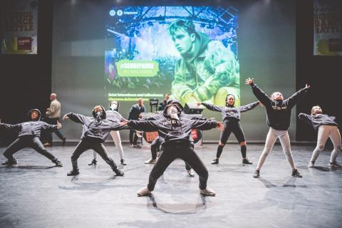 Tänzer auf der Bühne des School Dance Battles.