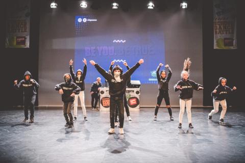 Tänzer auf der Bühne des School Dance Battles.