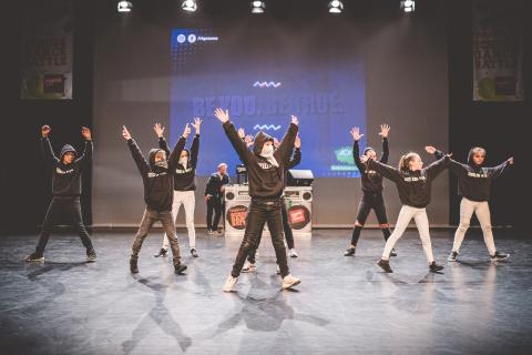 Tänzer auf der Bühne des School Dance Battles.