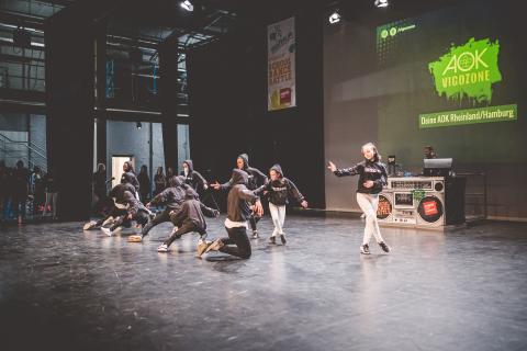 Tänzer auf der Bühne des School Dance Battles.