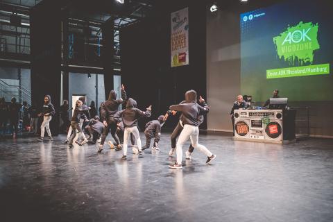 Tänzer auf der Bühne des School Dance Battles.