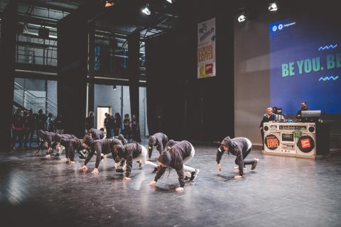 Tänzer auf der Bühne des School Dance Battles.
