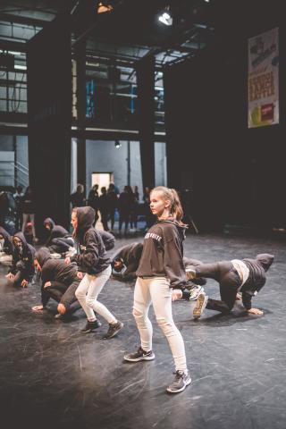 Tänzer auf der Bühne des School Dance Battles.