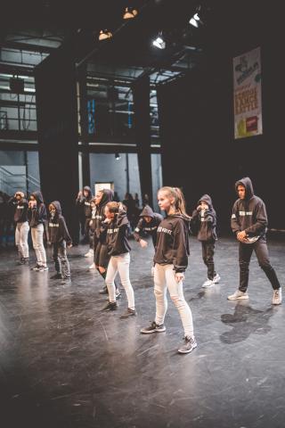 Tänzer auf der Bühne des School Dance Battles.