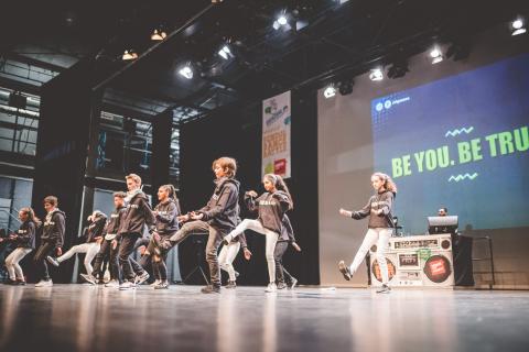 Tänzer auf der Bühne des School Dance Battles.