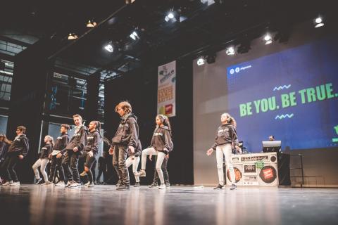 Tänzer auf der Bühne des School Dance Battles.