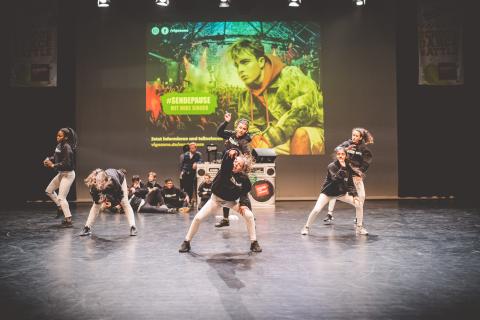 Tänzer auf der Bühne des School Dance Battles.