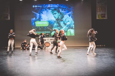 Tänzer auf der Bühne des School Dance Battles.