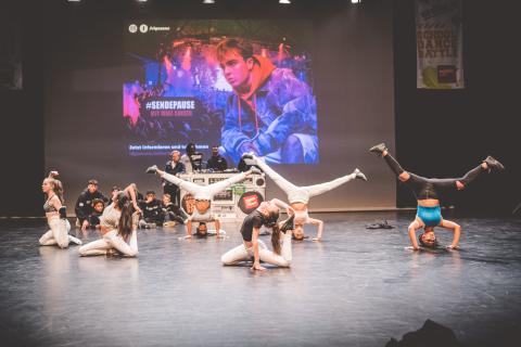 Tänzer auf der Bühne des School Dance Battles.