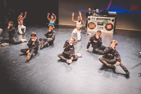 Tänzer auf der Bühne des School Dance Battles.