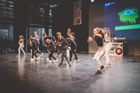 Tänzer auf der Bühne des School Dance Battles.