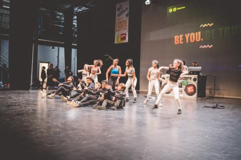 Tänzer auf der Bühne des School Dance Battles.