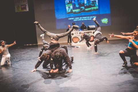 Tänzer auf der Bühne des School Dance Battles.