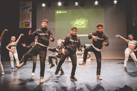Tänzer auf der Bühne des School Dance Battles.