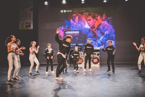 Tänzer auf der Bühne des School Dance Battles.