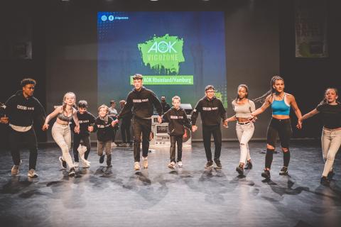 Tänzer auf der Bühne des School Dance Battles.