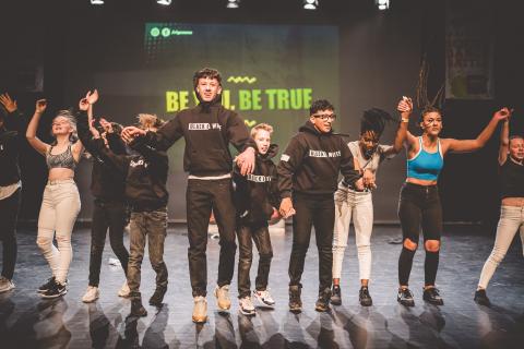 Tänzer auf der Bühne des School Dance Battles.