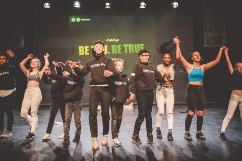 Tänzer auf der Bühne des School Dance Battles.