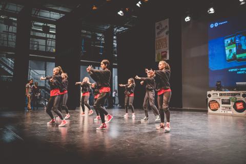 Tänzer auf der Bühne des School Dance Battles.