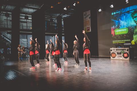 Tänzer auf der Bühne des School Dance Battles.