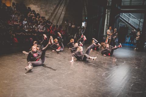 Tänzer auf der Bühne des School Dance Battles.
