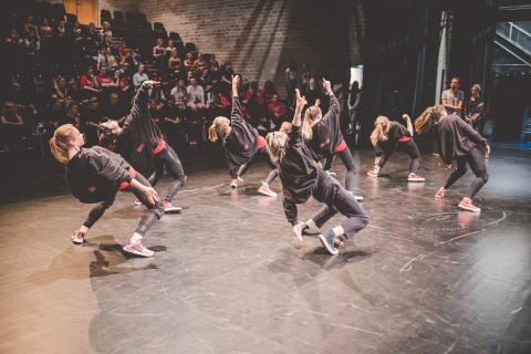 Tänzer auf der Bühne des School Dance Battles.