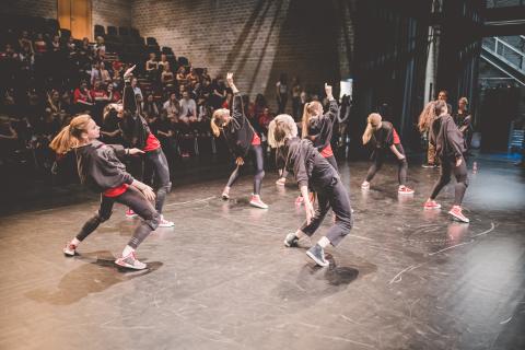 Tänzer auf der Bühne des School Dance Battles.