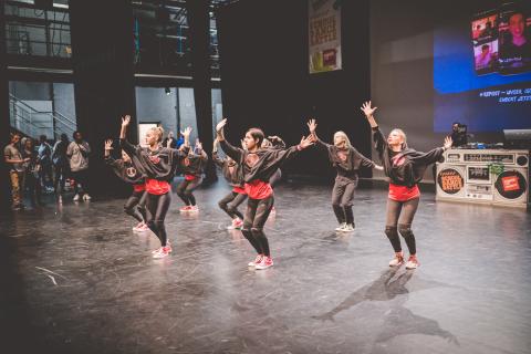 Tänzer auf der Bühne des School Dance Battles.