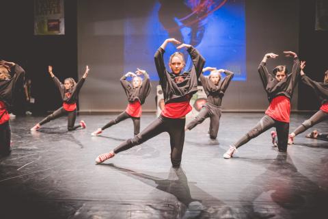 Tänzer auf der Bühne des School Dance Battles.