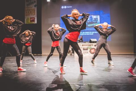 Tänzer auf der Bühne des School Dance Battles.