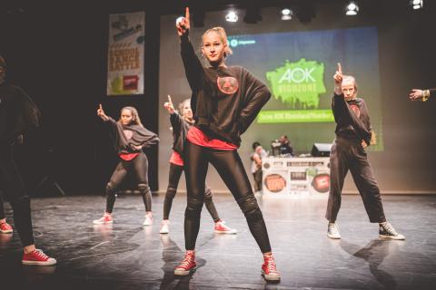 Tänzer auf der Bühne des School Dance Battles.